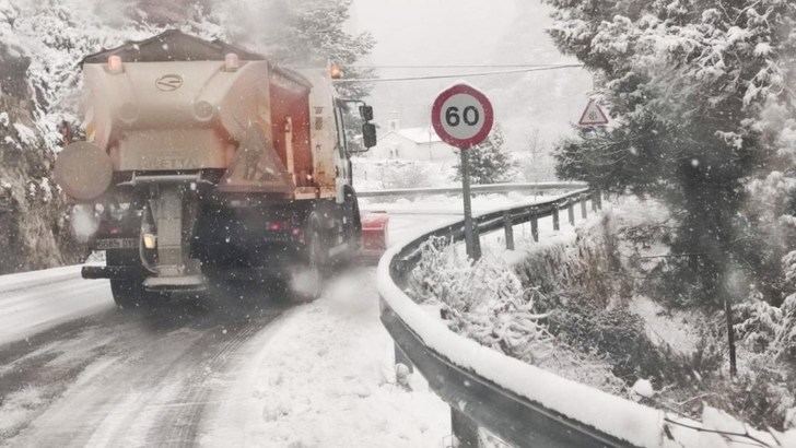 Fin de semana con decenas de incidencias por la nieve y el hielo en buena parte de Castilla-La Mancha