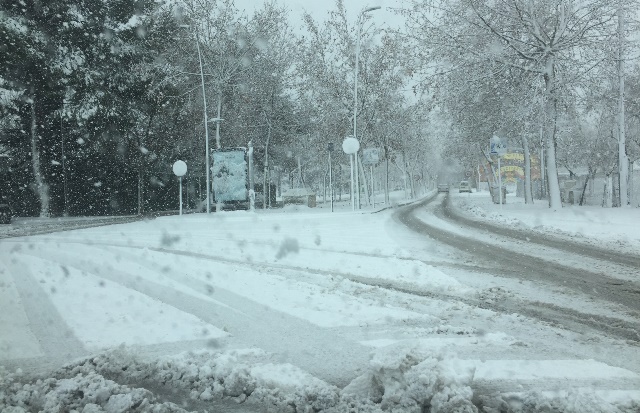 Tres coches y un autobús con niños retenidos por la nieve durante más de una hora en Fuente-Higuera (Albacete)