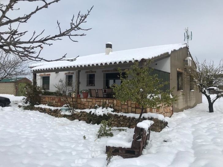 Imagen de 'postal' de una casa en Munera, donde se ha cerrado el colegio.