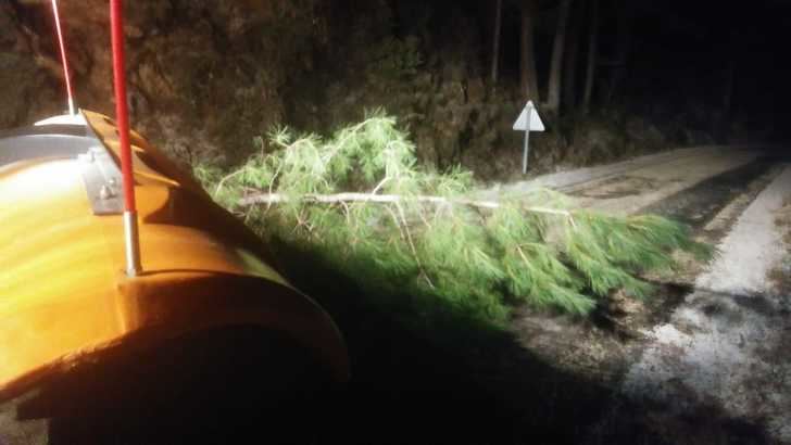 Las máquinas de la Diputación de Albacete han tenido que estar presentes en 385 kilómetros, por la nieve y el hielo