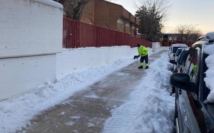 Abrir caminos a los centros de enseñanza, principal trabajo de los efectivos de limpieza en la ciudad de Albacete