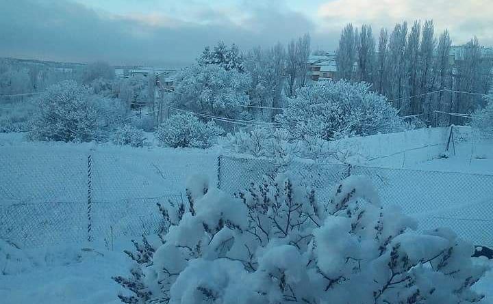 La imagen corresponde a la localidad de Casas de Lázaro, donde la nevada también es impresionante