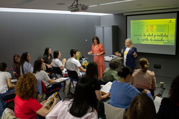 La Escuela de Salud y Cuidados de Castilla-La Mancha capacita a 820 pacientes en autocuidado desde 2018