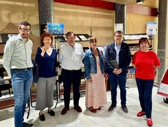 La Biblioteca Pública de Albacete da la bienvenida a su nueva directora, Carmen Morales, en visita del delegado de Educación
