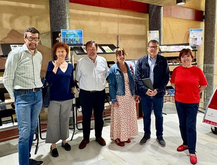 La Biblioteca Pública de Albacete da la bienvenida a su nueva directora, Carmen Morales, en visita del delegado de Educación