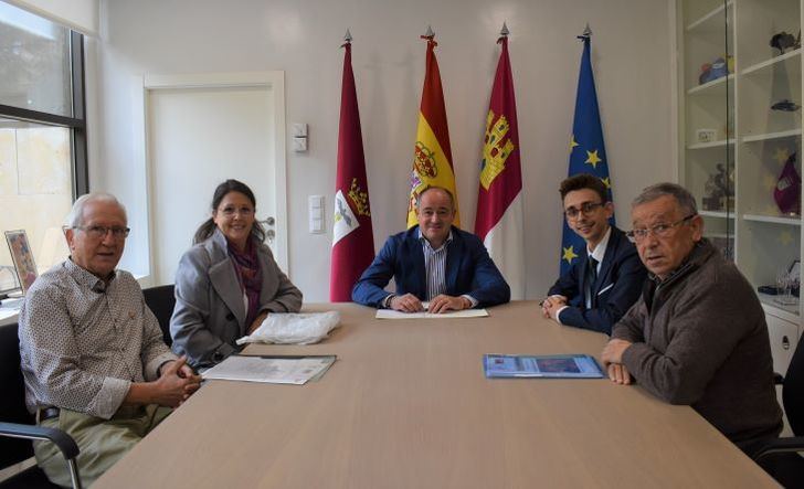 El alcalde de Albacete, Emilio Sáez, ha recibido a la nueva junta directiva del Grupo Danzas Magisterio
