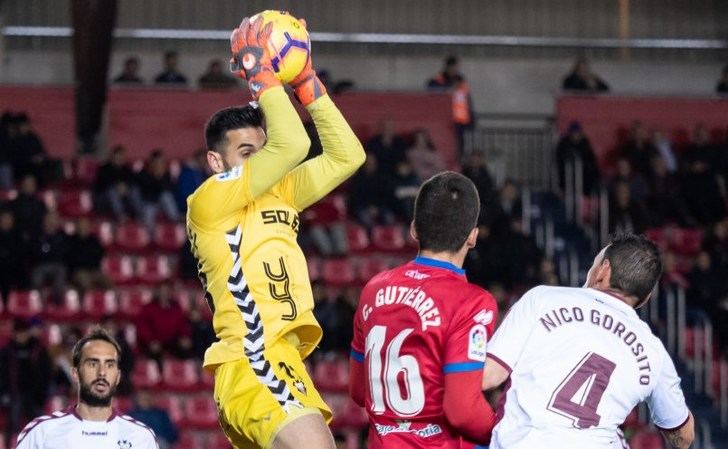 Tomeu Nadal se hace con un balón alto en el campo del Numancia.