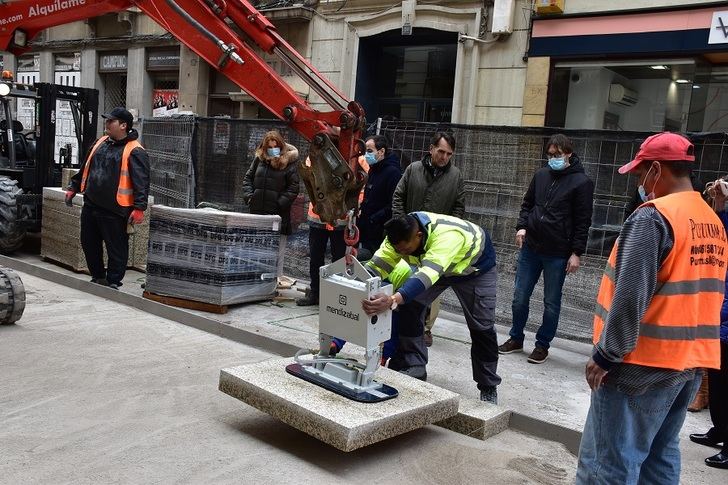 Arranca la colocación del pavimento en los nuevos espacios peatonales en la calle Ancha