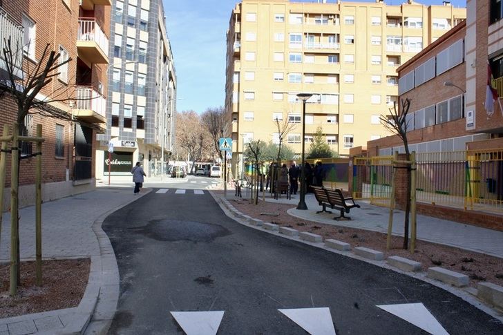 Obras en la calle Fátima, frente al colegio José Prat.