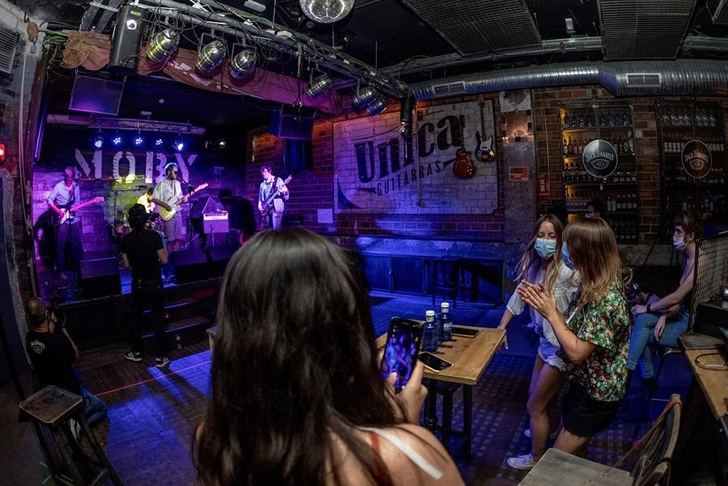 Cada comunidad debe decidir la fecha del cierre del ocio nocturno y la prohibición de fumar