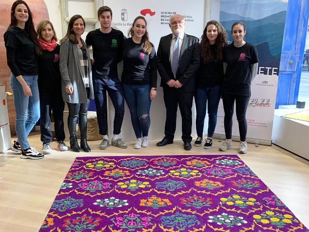 Jabones artesanales y alfombras de serrín de Elche de la Sierra, en la Oficina de Turismo de Castilla-La Mancha en Madrid