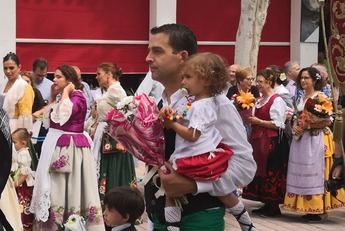 La ofrenda de flores a la Virgen de los Llanos da color a la Feria de Albacete (imágenes)