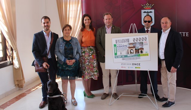 La Feria de Albacete, con su Puerta de Hierros y su noria, se promociona en 5,5 millones de cupones de la ONCE