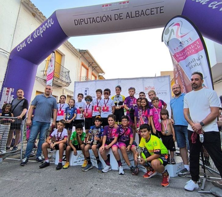 Ciclismo en Ontur: Cerca de 90 corredores brillan en el VIII Trofeo Escuelas CC Onturense