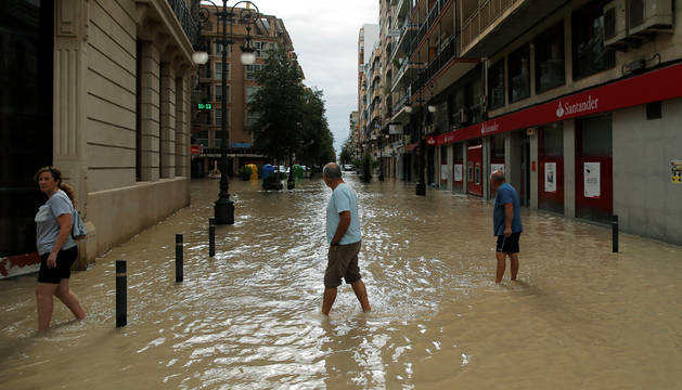 Seis muertos y más evacuaciones por la gota fría, que avanza ahora hacia el oeste