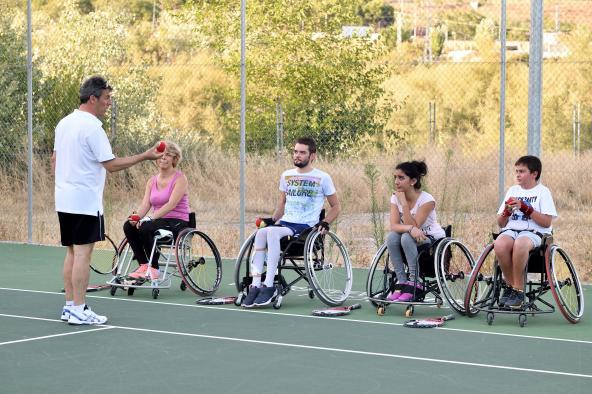 El Hospital de Toledo consolida el tenis en silla de ruedas como oferta deportiva entre sus pacientes