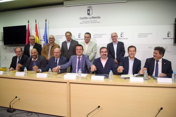 311 municipios de Castilla-La Mancha firman un convenio para adecuar los puntos limpios