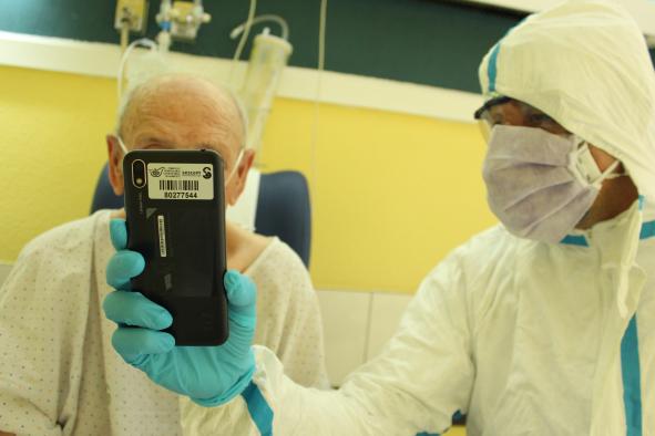 Pacientes ingresados por coronavirus se comunican con sus familiares a través de videollamadas