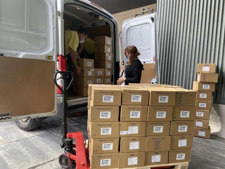 El Gobierno de Castilla-La Mancha ha distribuido esta semana cerca de 1,7 millones de artículos de protección a los centros sanitarios