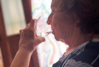 La Consejería de Sanidad recuerda la importancia de mantener hidratadas a las personas mayores ante las altas temperaturas