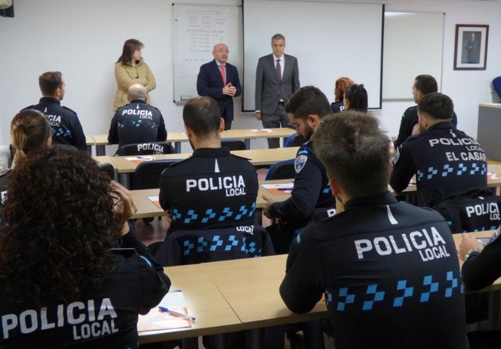 Policías locales de la región se forman en intervención policial en violencia doméstica y de género