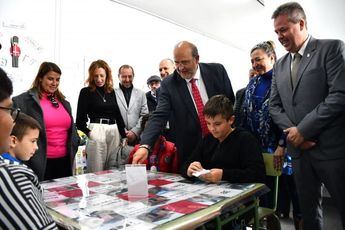 Castilla-La Mancha digitaliza la educación rural con la entrega de 4.600 dispositivos tecnológicos