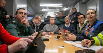 Reunión del Centro de Coordinación Operativa, con Page presidiendo la reunión.