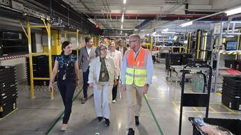 Castilla-La Mancha impulsa la sostenibilidad en empresas con su visita al centro de Amazon en Illescas