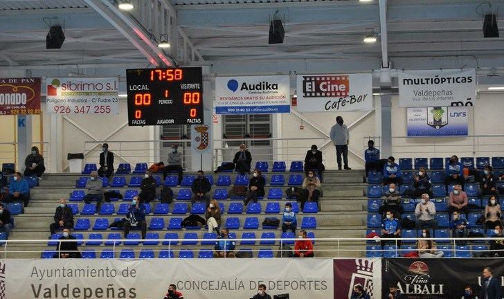 La consejera presenció el partido del Viñalvali en el pabellón de Valdepeñas.