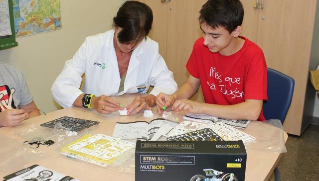Pacientes de pediatría y del hospital de día infanto juvenil de Albacete participan en un taller sobre roboterapia