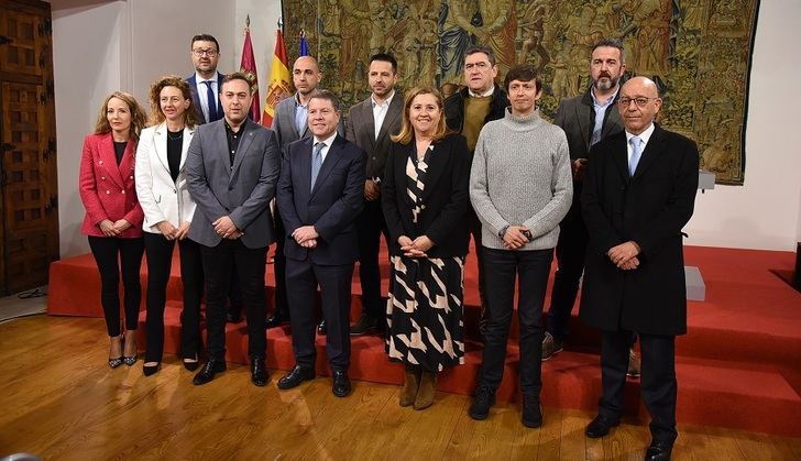 Castilla-La Mancha sella con ANPE y UGT un acuerdo que reduce ratios y horario lectivo de los docentes