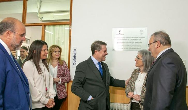 Imagen de archivo de Page y varios consejeros en la inauguración de un centro para mayores hace unos meses.