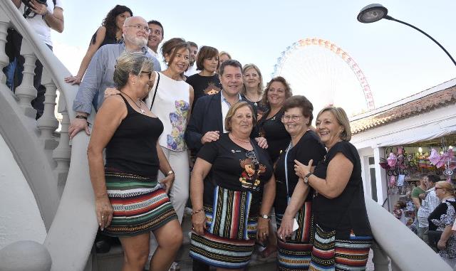 Page se pone el ‘traje’ ferial y se da una vuelta por el recinto de la Feria de Albacete