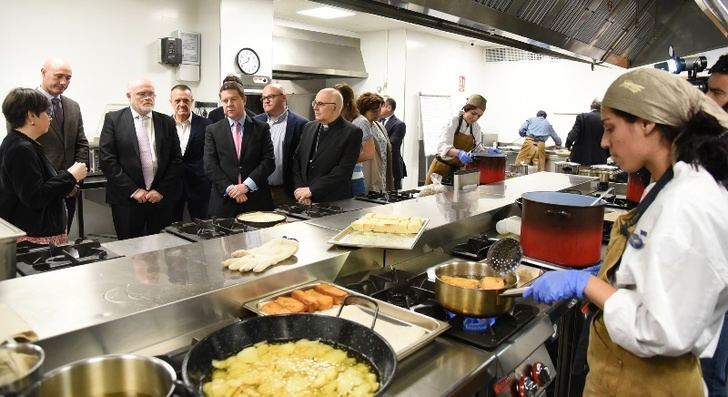 La Junta destaca la “innovación” de Cáritas Albacete con su proyecto de la escuela de hostelería ‘El Sembrador’