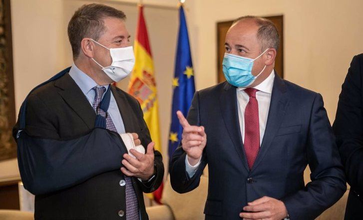 Page y Emilio Sáez estudian el futuro de las obras que deben realizarse en el Hospital de Albacete