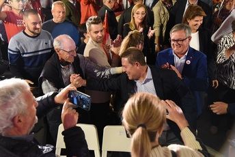 Page, en Hellín, anima a la gente a votar 'lo que le conviene'