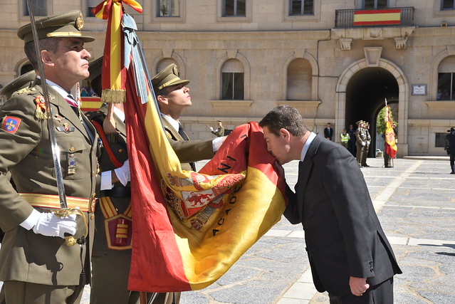 Unas 800 personas, entre ellas el presidente Emiliano García-Page, juran bandera en Toledo