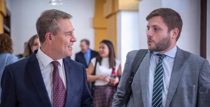 Page y Hernando, responsable de Vivienda en el gobierno regional, antes del debate.