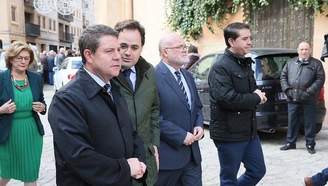 El presidente Page junto al alcalde de Almansa, Francisco Núñez, acompañados por el delegado de la Junta y el presidente de la Diputación.