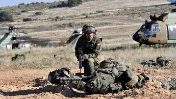 Unos 1.200 efectivos de Brigada Paracaidista entrenan operación asalto aéreo en Chinchilla (Albacete)