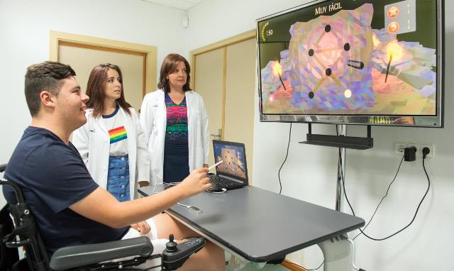 El Hospital de Parapléjicos de Toledo incorpora juegos para la rehabilitación de las manos