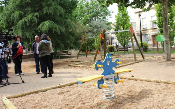 Nueva zona infantil de juegos en el parque Adolfo Suárez de La Roda