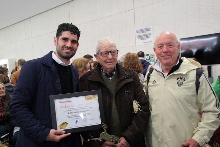 La Universidad Popular de Albacete reconoce a Pascual Navarro su contribución a la divulgación del esparto