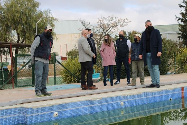 Junta y Ayuntamiento de Ontur financian el acondicionamiento y mejora de la zona exterior de la piscina municipal