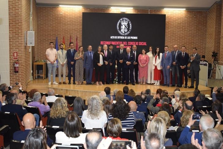 Pedro Piqueras recoge su 'Reconocimiento' del Consejo Social de UCLM destacando la Universidad como símbolo de progreso