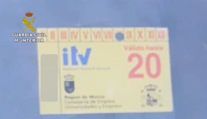 Investigan al conductor de un turismo por falsear la pegatina de la ITV y dejar el coche en el arcén, en la A-30