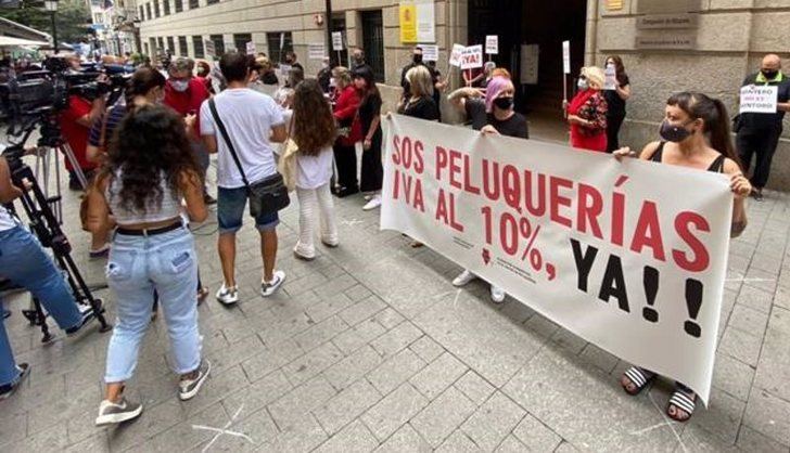 Las peluquerías, indignadas por el veto del PSOE, se movilizan en España para exigir el IVA reducido