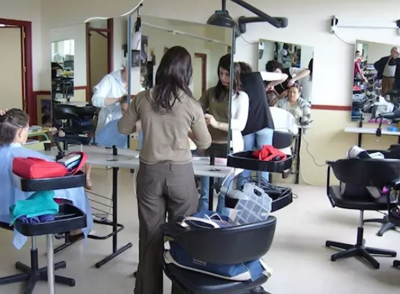 Castilla-La Mancha incluirá al sector de las peluquerías y la estética en las ayudas directas a autónomos y pymes