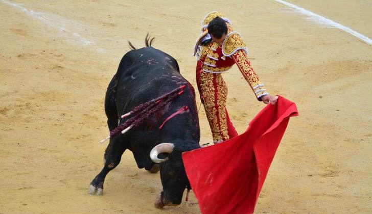 Toros. Pepe Moral abre la ‘puerta grande’ de la plaza de toros de Albacete en la primera de la Feria