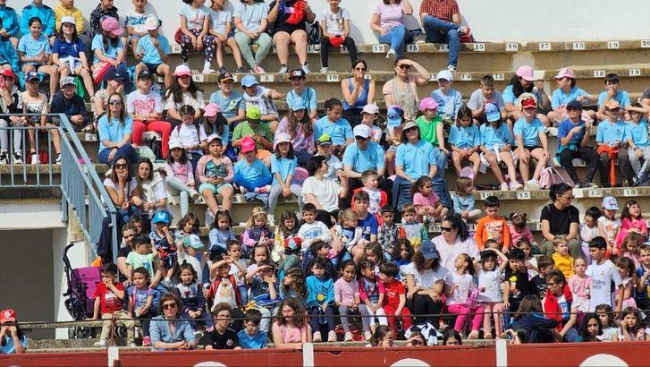 Más de 1.600 escolares asisten a la demostración de la Guardia Civil en la Plaza de Toros de La Roda